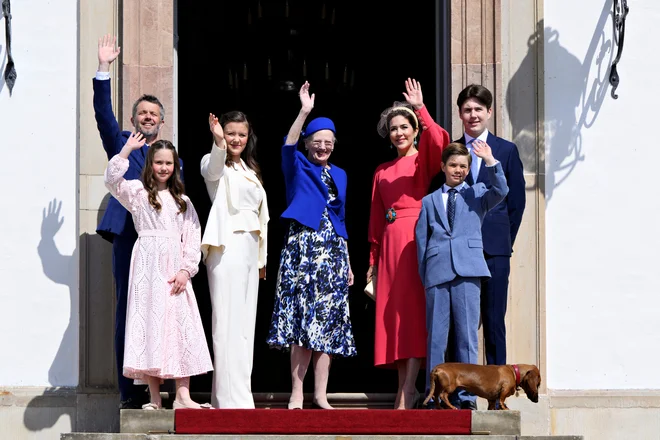 Danska kraljica s sinom, kronskim princem Frederikom, njegovo ženo Mary in njunimi otroki, princesama Josephine in Isabello ter princema Vincentom in Christianom Foto Ritzau Scanpix Via Reuters
