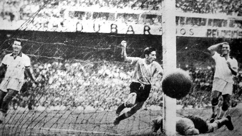 Fotografija: Alcides Ghiggia (v sredini) je zadel za urugvajski naslov svetovnih prvakov, Brazilci so se držali za glavo, štadion pa je obnemel. FOTO: worldoffootball