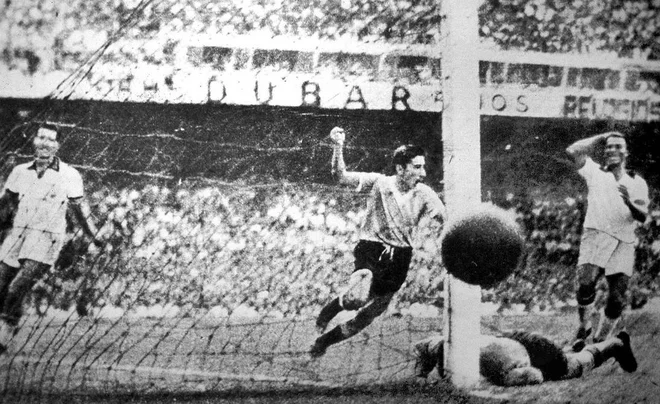 Alcides Ghiggia (v sredini) je zadel za urugvajski naslov svetovnih prvakov, Brazilci so se držali za glavo, štadion pa je obnemel. FOTO: worldoffootball
