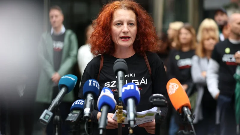 Fotografija: Julija je bila v Ukrajini. Morda se je prav zato vodstvu TV Slovenija zdaj prikladno porodila ideja, da bi jo poslali
za tri mesece v Ukrajino ali Iran. FOTO: Črt Piksi/Delo