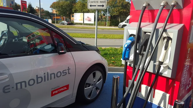 Hitra polnilnica na bencinski črpalki na Celovški v Ljubljani, kjer omrežje to dopušča. FOTO: Borut Tavčar/Delo
