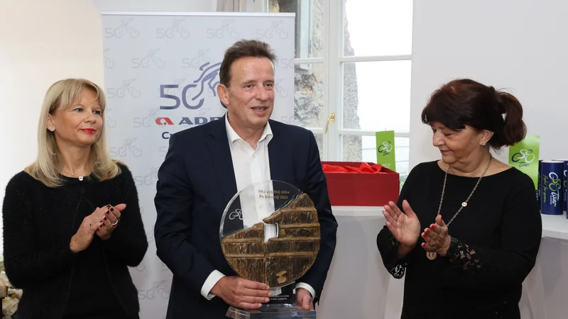 Fotografija: Članici komisije za izbor Naj gostitelja Mojca Novak in mag. Maja Pak, sta županu Mestne občine Celje, Bojanu Šrotu izročili pokal za Naj gostitelja dirke Po Sloveniji 2022. FOTO: Andraž Purg