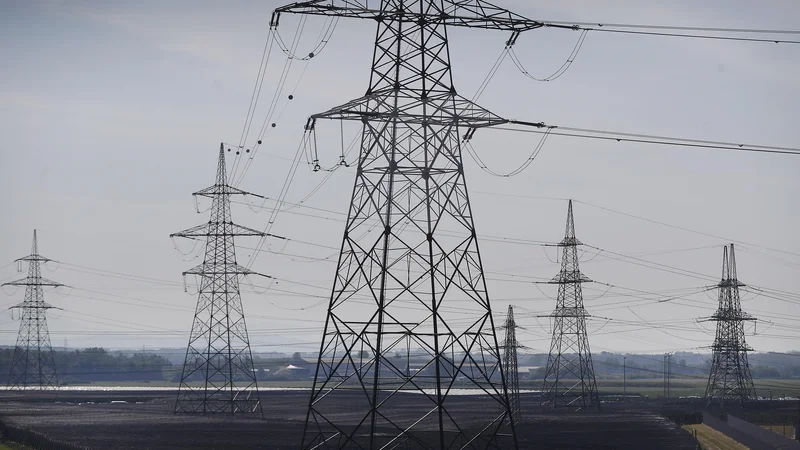 Fotografija: Vladana regulacija cen elektrike je pripeljala do deflacije na mesečni ravni. FOTO: Leon Vidic/Delo