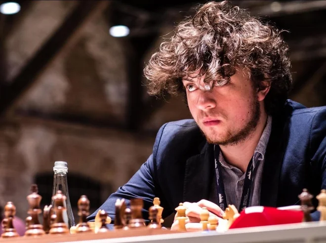 Devetnajstletni Američan je na na svetovni šahovski lestvici Fide za 200 točk nižje rangiran od Norvežana. FOTO: Instagram

