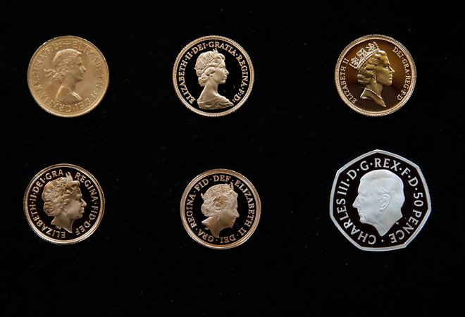 Od leta 1953 je bilo na britanskih kovancih pet različic profila kraljice Elizabete II. FOTO: Peter Nicholls/Reuters
