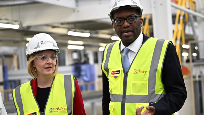 Fotografija: Načrtov nove britanske premierke Liz Truss (levo) in njenega finančnega ministra Kwasija Kwartenga (desno) o istočasnem znižanju davkov in zadolževanju države niso dobro sprejeli ne finančni trgi ne IMF.

FOTO: Dylan Martinez/AFP
