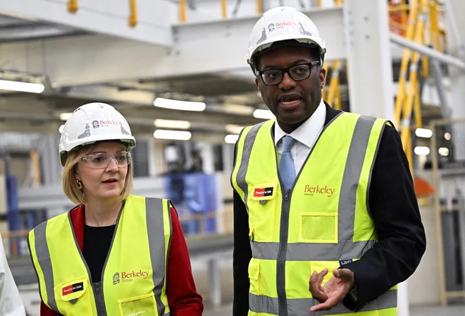 Načrtov nove britanske premierke Liz Truss (levo) in njenega finančnega ministra Kwasija Kwartenga (desno) o istočasnem znižanju davkov in zadolževanju države niso dobro sprejeli ne finančni trgi ne IMF.

FOTO: Dylan Martinez/AFP
