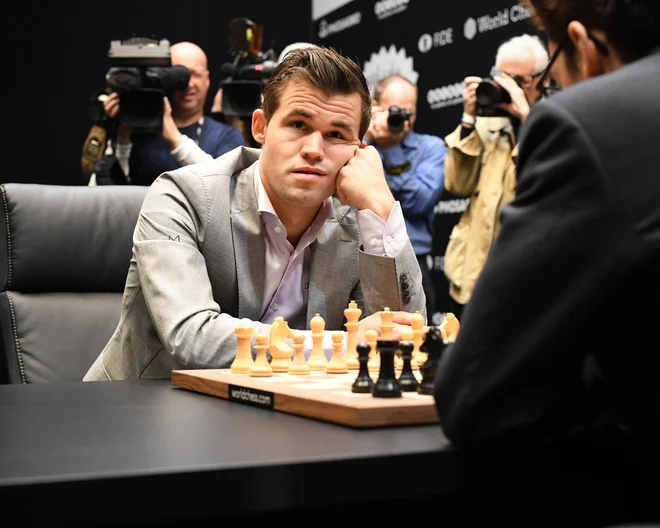 Je Hans Niemann goljufal ali samo predobro igral proti svetovni zvezdi Magnusu Carlsenu (na fotografiji), se sprašuje šahovska in druga javnost. FOTO:&nbsp;Shutterstock
