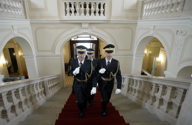 Največ vprašanih se strinja s trditvijo, da bi se predsednik republike moral aktivneje opredeljevati do ključnih vprašanj v družbi. FOTO: Blaž Samec
