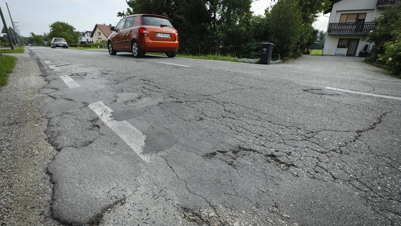 Fotografija: Investicije v prometno infrastrukturo so stalne, vrednostno visoke, nujne in dolgoročne, zato so neprimerne zgolj za sistem integralnega proračunskega investiranja. FOTO: Jože Suhadolnik/Delo