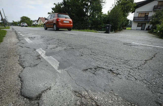 Investicije v prometno infrastrukturo so stalne, vrednostno visoke, nujne in dolgoročne, zato so neprimerne zgolj za sistem integralnega proračunskega investiranja. FOTO: Jože Suhadolnik/Delo
