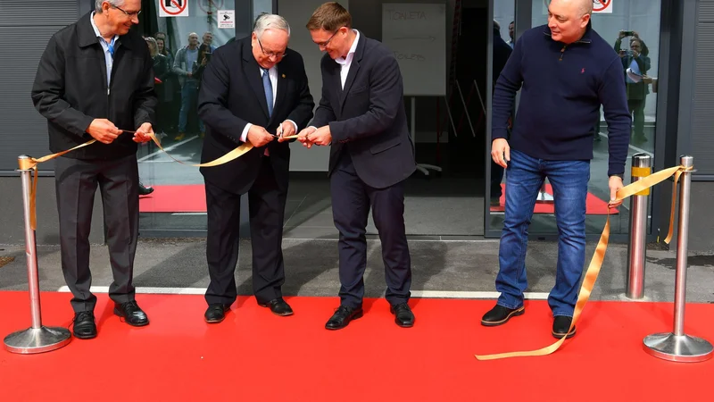 Pred petimi leti so se pri Lumentumu odločili za nakup ljubljanske družbe, ki je razvijala in izdelovala stroje za proizvajalce optičnih vlaken. Podjetje bliskovito raste. FOTO: Peter Irman