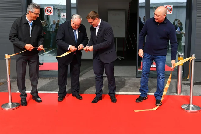 Pred petimi leti so se pri Lumentumu odločili za nakup ljubljanske družbe, ki je razvijala in izdelovala stroje za proizvajalce optičnih vlaken. Podjetje bliskovito raste. FOTO: Peter Irman
