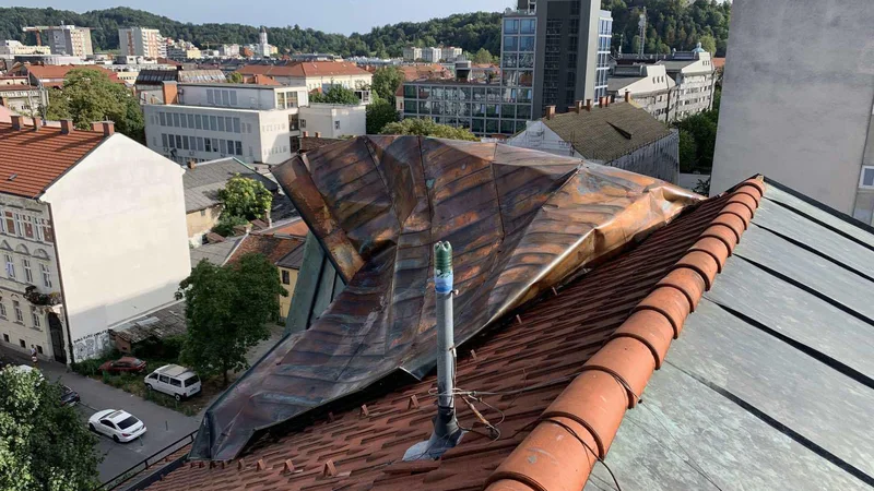 Fotografija: Ob nenehnem deževju so ponekod popustile strehe. Foto PGD Ljubljana-Vič