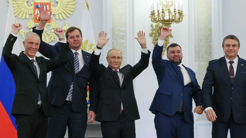 Fotografija: Ruski predsednik Vladimir Putin (v sredini) je s proruskimi voditelji štirih ukrajinskih regij, kjer so pred dnevi potekali sporni referendumi, podpisal sporazum o njihovi priključitvi k Ruski federaciji. FOTO: Mihail Mecel/AFP