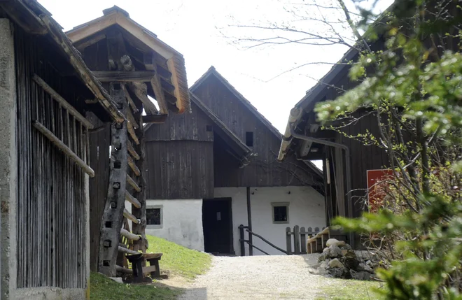 Finžgarjeva rojstna hiša v Doslovčah je opremljena s predmeti iz njegove mladosti, zlasti tkalstva in krojaštva, s katerim sta se ukvarjala njegov ded in oče. FOTO: Borut Juvanec
