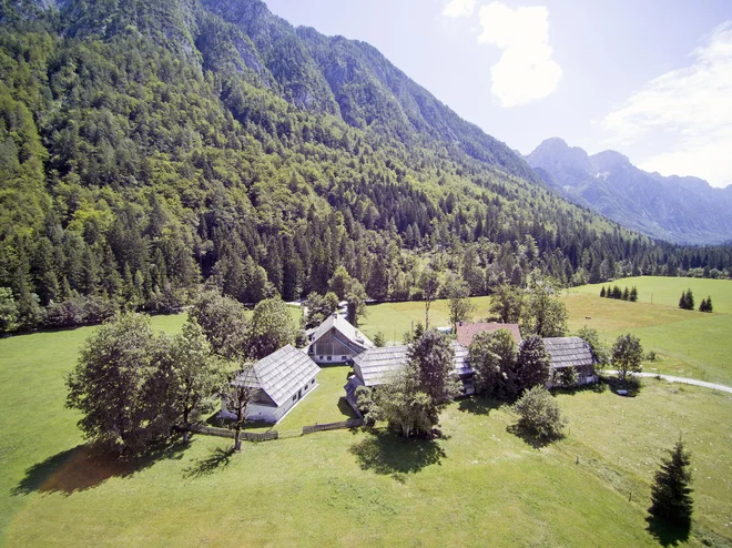 Pocarjeva hiša v dolini Radovne, med planotama Pokljuko in Mežaklo, je lep primer domačije z več stavbami zgrajene v 18. stoletju. FOTO: Maj Juvanec
