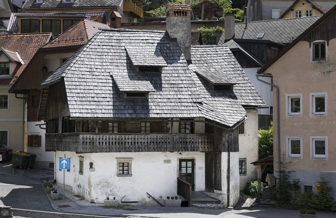 Kurnikova hiša v Tržiču iz 18. stoletja je v zasnovi in zunanji obliki prehaja iz kmečke hiše, v skromno obrtniško oziroma meščansko hišo. FOTO: Luka Markež
