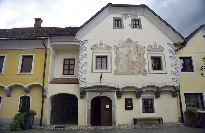 Šivčeva hiša v Radovljici je ena izmed najprepoznavnejših meščanskih hiš v Sloveniji z izvorom v 16. stoletju in z razpoznavnim poznogotskim slogom. FOTO: Borut Juvanec
