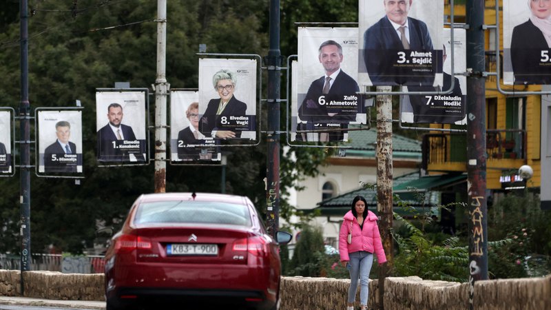 Fotografija: Zadnja tri desetletja BiH vodijo večinoma nacionalno usmerjene, tudi nacionalistične stranke, ki se rade zatekajo v ostro retoriko.

Foto Dado Ruvić/Reuters
