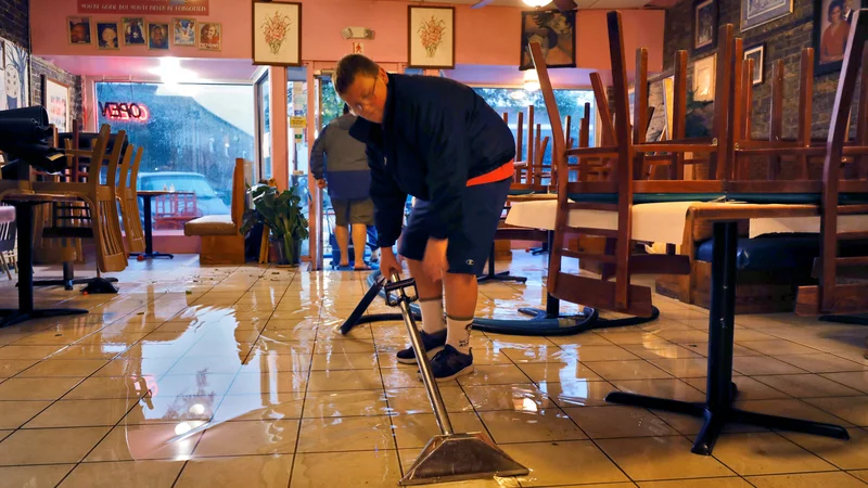 Fotografija: Flood waters are suctioned from inside a restaurant near where Hurricane Ian made landfall in Georgetown, South Carolina, U.S., September 30, 2022. REUTERS/Jonathan Drake Foto Jonathan Drake Reuters
