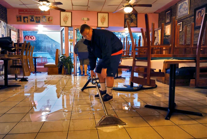 Flood waters are suctioned from inside a restaurant near where Hurricane Ian made landfall in Georgetown, South Carolina, U.S., September 30, 2022. REUTERS/Jonathan Drake Foto Jonathan Drake Reuters
