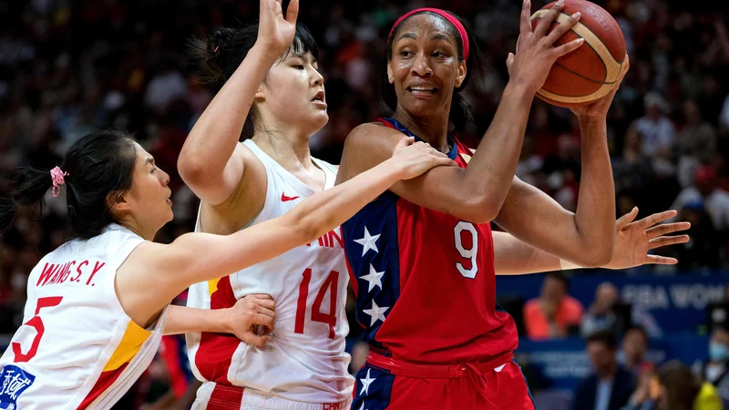 Fotografija: A'Ja Wilson (desno) je bila s Kitajko Li Yueru (v sredini) prva strelka finala z 19 točkami. FOTO: Andy Cheung/AFP