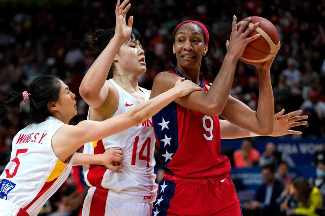 A&#39;Ja Wilson (desno)&nbsp;je bila s Kitajko Li Yueru (v sredini) prva strelka finala z 19 točkami.&nbsp;FOTO: Andy Cheung/AFP
