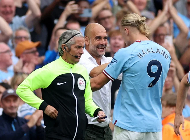 Pep Guardiola in Erling Haaland proslavljata zadetek proti Crystal Palacu. FOTO: Carl Recine/Reuters
