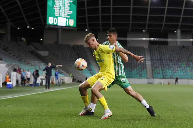 Domžalčan Ivan Durdov je bil tragični junak prve tekme 11. kola, potem ko je proti Muri dosegel gol, nato pa je bil še izključen. Olimpijin adut Svit Sešlar je z Olimpijo proti Sežancem ulovil deseto zmago.  FOTO: Leon Vidic/Delo
