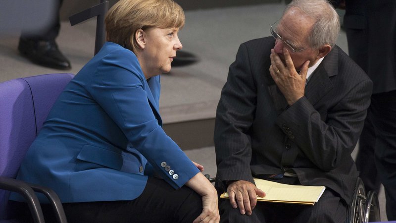 Fotografija: Nekdanja nemška kanclerka Angela Merkel in njen minister za finance Wolfgang Schauble v parlamentu med iskanjem rešitev za evrsko krizo leta 2012. FOTO: Thomas Peter/Reuters
