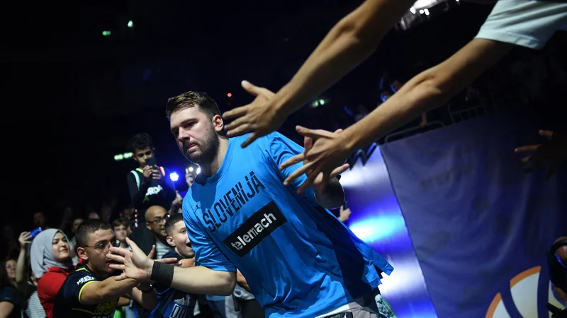 Fotografija: Luka Dončić prihaja na parket Mercedes-Benz Arene v Berlinu pred tekmo osmine finala evropskega prvenstva z Belgijo. FOTO: Annegret Hilse/Reuters