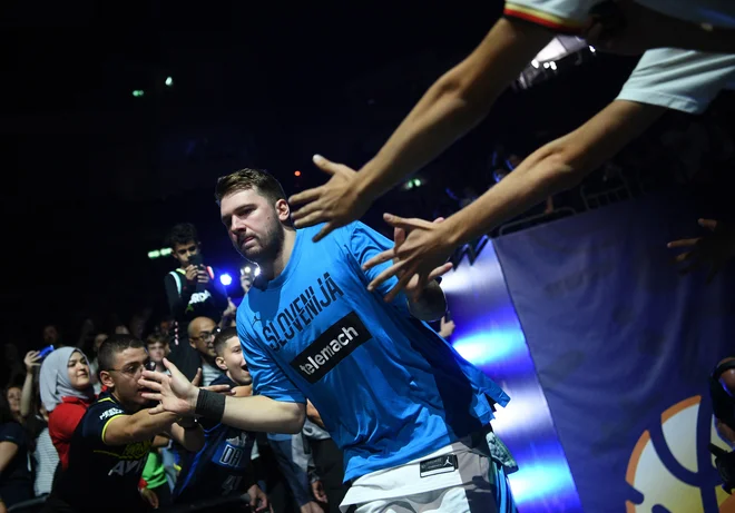 Luka Dončić prihaja na parket Mercedes-Benz Arene v Berlinu pred tekmo osmine finala evropskega prvenstva z Belgijo. FOTO:&nbsp;Annegret Hilse/Reuters

