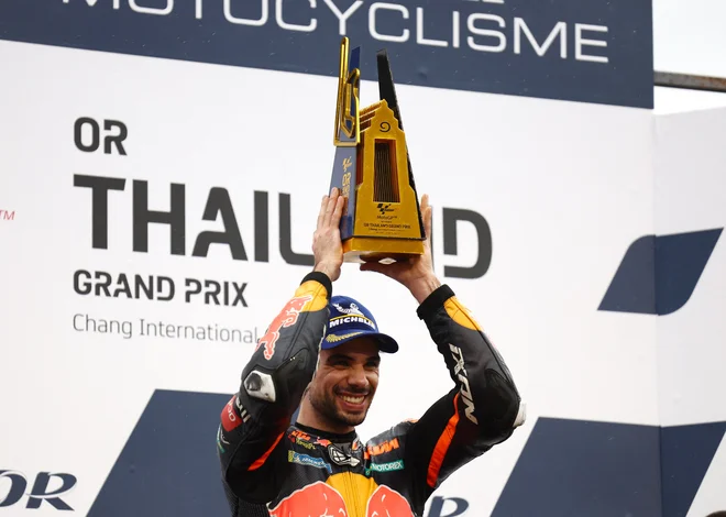 Miguel Oliveira se je veselil zmage v Buriramu. FOTO: Athit Perawongmetha/Reuters
