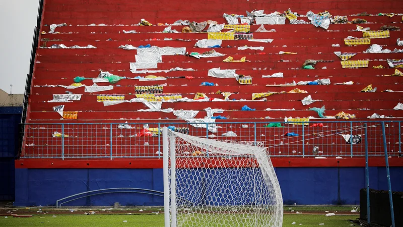 Fotografija: Izgredi so izbruhnili po prvoligaški tekmi med ekipama Arema in Persebaya. FOTO: Willy Kurniawan Reuters