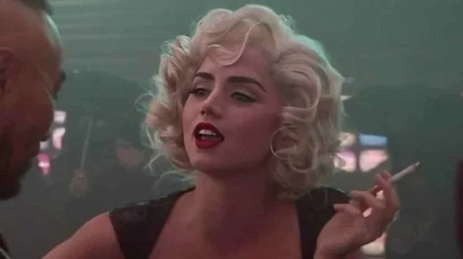Štiriintridesetletnica priznava, da je bila Marilyn Monroe žrtev marsičesa, a je bila tudi izjemna igralka, z izjemno igralsko inteligenco, kot je dejal tudi režiser Billy Wilder.

