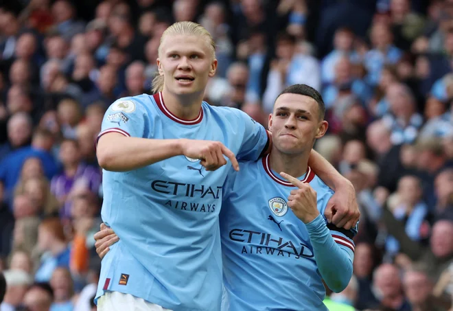 Phil Foden (desno) in Erling Haaland sta tekmovala, kdo bo večrat premagal vratarja Uniteda. FOTO: Phil Noble/Reuters