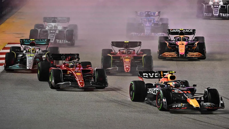 Fotografija: Sergio Perez (v ospredju) je bil najhitrejši v Marini Bayu. FFOTO: Lillian Suwanrumpha/AFP