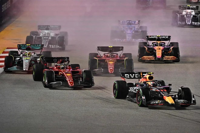 Sergio Perez (v ospredju) je bil najhitrejši v Marini Bayu. FFOTO: Lillian Suwanrumpha/AFP
