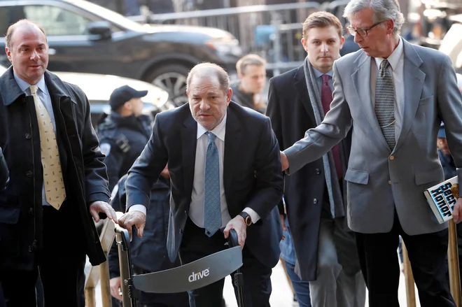 Harvey Weinstein čaka na še en proces: sodniku se je pritožil zaradi zaporniškega puljenja gnilih zob in prosil za dovoljenje za zdravljenje pri zasebnem zobozdravniku. Na fotografiji predlani ob prihodu na newyorško sodišče. FOTO: Lucas Jackson/ Reuters
