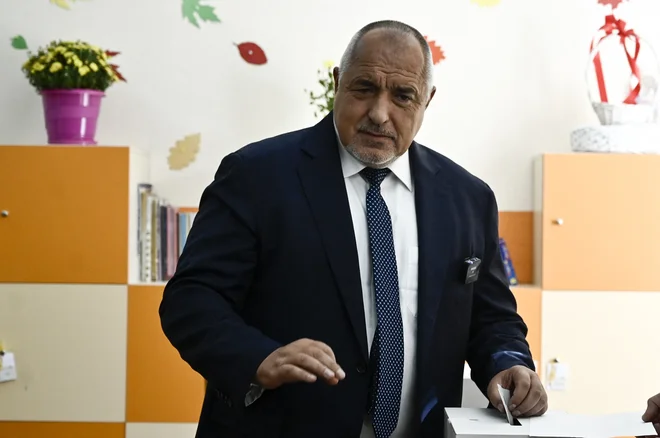 Bojko Borisov na današnjih volitvah.&nbsp;Današnje volitve so bile v Bolgariji že četrte v dveh letih. Politični analitiki ocenjujejo, da bo v Bolgariji po volitvah tudi tokrat praktično nemogoče oblikovati stabilno vlado. FOTO:&nbsp;Nikolay Doychinov/AFP
