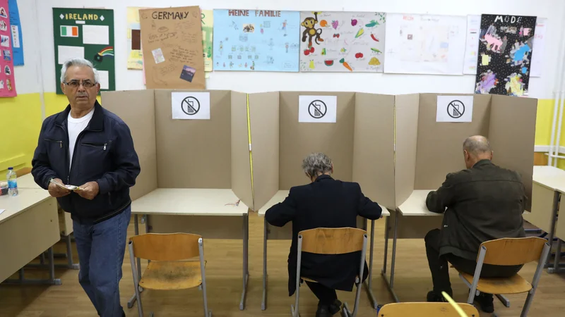 Fotografija: Tokratne splošne volitve v Bosni in Hercegovini so potekale v času najhujše politične krize v dobrega četrt stoletja po končani vojni. Država je demografsko izčrpana, mladi doma upanje na lepši jutri komajda še vidijo. FOTO: Milan Radulović/Afp