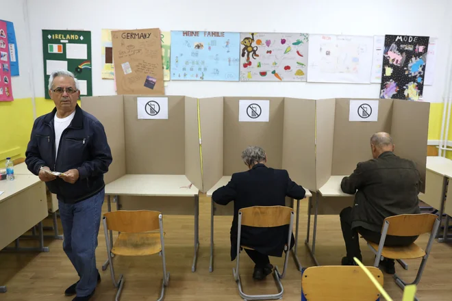 Tokratne splošne volitve v Bosni in Hercegovini so potekale v času najhujše politične krize v dobrega četrt stoletja po končani vojni. Država je demografsko izčrpana, mladi doma upanje na lepši jutri komajda še vidijo.&nbsp;FOTO: Milan Radulović/Afp
