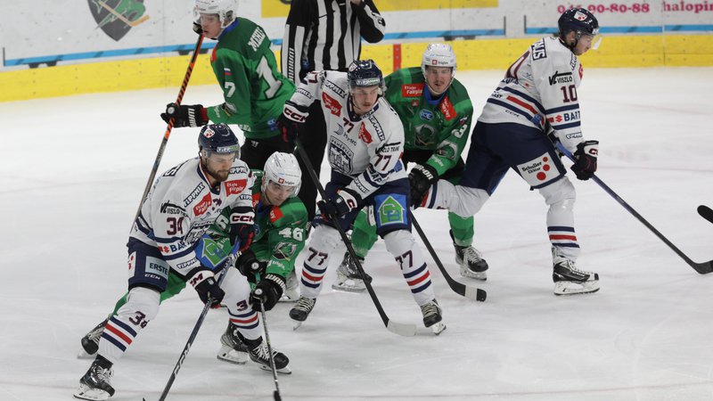 Fotografija: Hokejisti SŽ Olimpije so se morali zelo potruditi za zmago nad Fehervarjem. FOTO: Voranc Vogel/Delo

