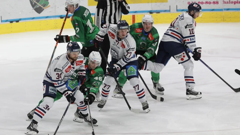 Fotografija: Hokejisti SŽ Olimpije so se morali zelo potruditi za zmago nad Fehervarjem. FOTO: Voranc Vogel/Delo
