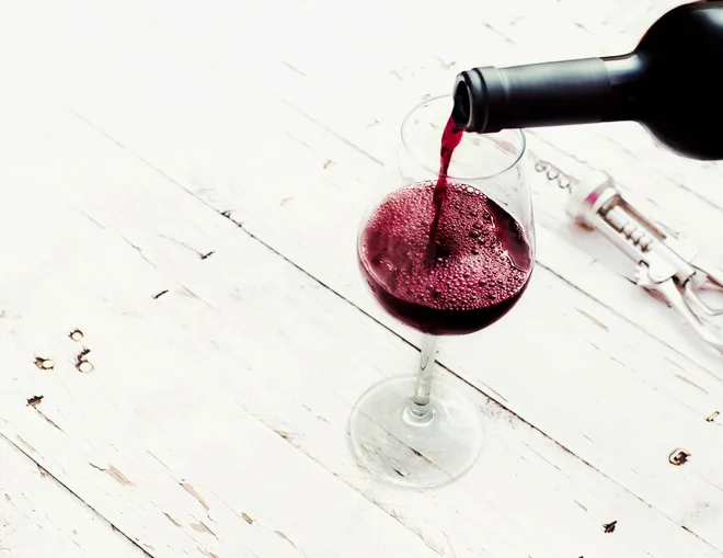 Alkoholne pijače imajo&nbsp;kalorije, tako kot hrana. Organizem prepoznava tako tekoče kot trdne snovi. FOTO: Arhiv Polet/Delo/ Zakharova_Natalia/istockphoto
