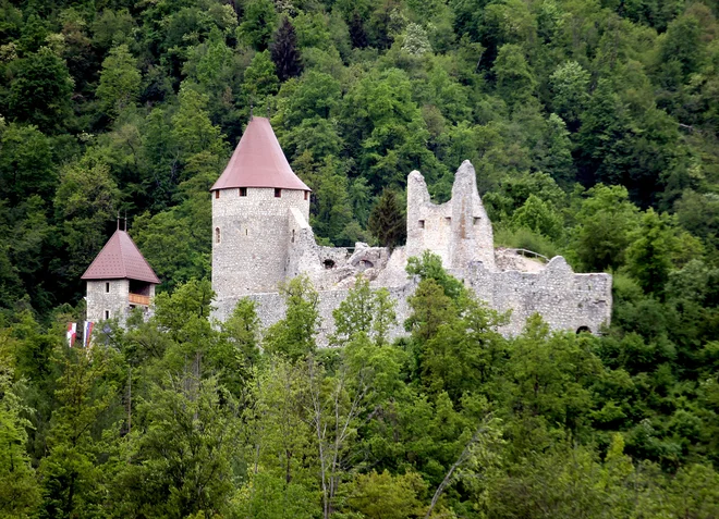 Grad Žovnek, nekoč zaščitnik celjskih grofov. FOTO: Roman Šipić/Delo 
