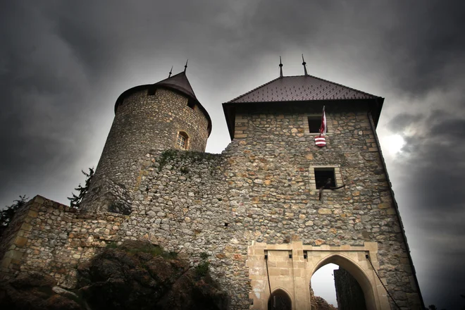 Grad Žovnek, nekoč zaščitnik celjskih grofov. FOTO: Roman Šipić/Delo 
