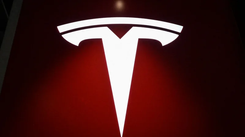 Fotografija: Tesla je tudi v zadnjih mesecih dobavila zanje rekordno količino avtomobilov. Izdelali so jih še več, kar naj bi med analitiki sprožilo nekaj dvomov o povpraševanju. FOTO: Jade Gao/AFP