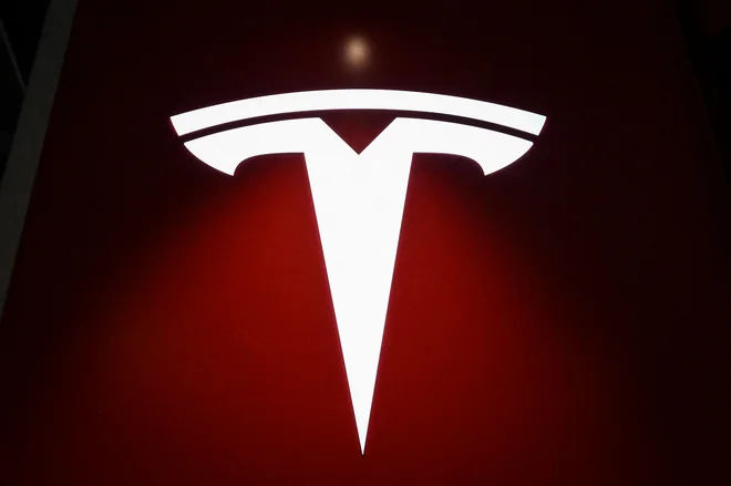 Tesla je tudi v zadnjih mesecih dobavila zanje rekordno količino avtomobilov. Izdelali so jih še več, kar naj bi med analitiki sprožilo nekaj dvomov o povpraševanju. FOTO: Jade Gao/AFP